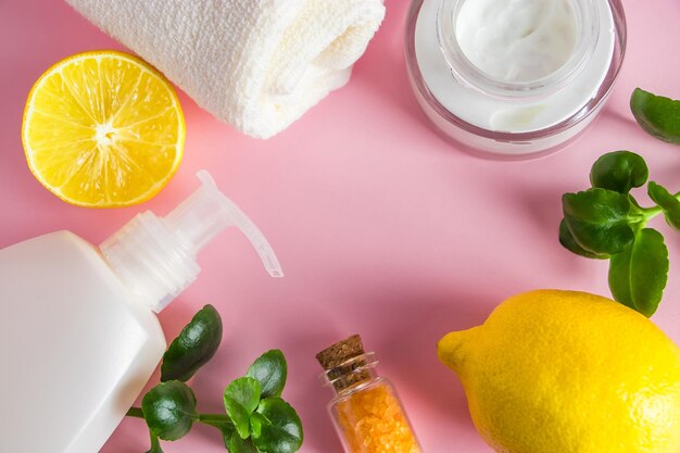 Cosmetici naturali per la cura della pelle al limone prodotto di bellezza biologico con agrumi su sfondo rosa