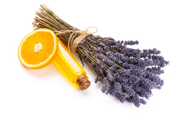 Cosmetici naturali con lavanda e arancia, limone per spa fatta in casa su sfondo bianco vista dall'alto mock up.