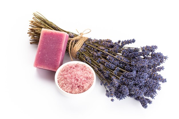 Foto cosmetici naturali con lavanda e arancia, limone per spa casalinga su sfondo bianco vista dall'alto mock up.