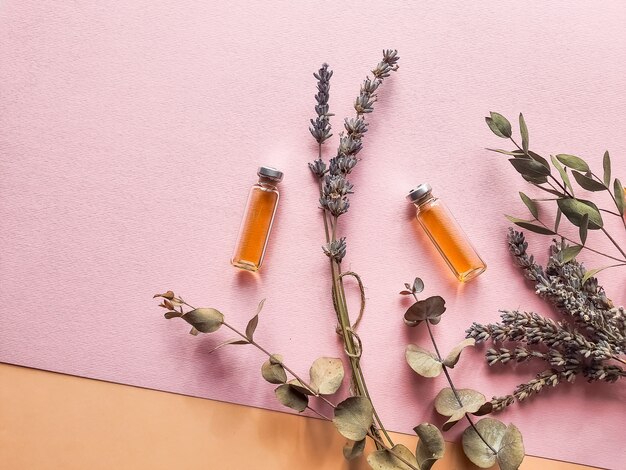 Cosmetici naturali con lavanda e arancia, limone per spa fatta in casa sul muro bianco vista dall'alto mock up.