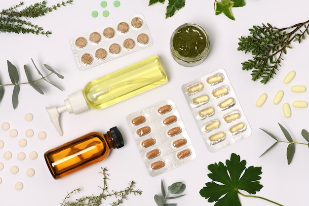 Натуральная косметика с таблетками и растениями