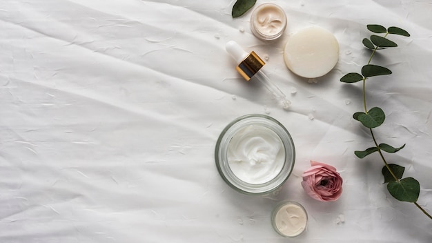 Photo natural cream and plant flat lay