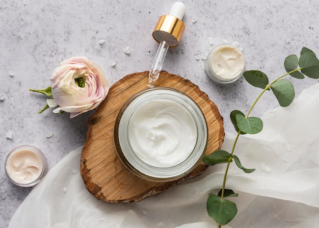 Photo natural cream and plant top view