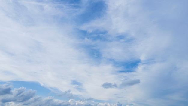 Фото Естественный дневной свет и белые облака, плывущие по голубому небу