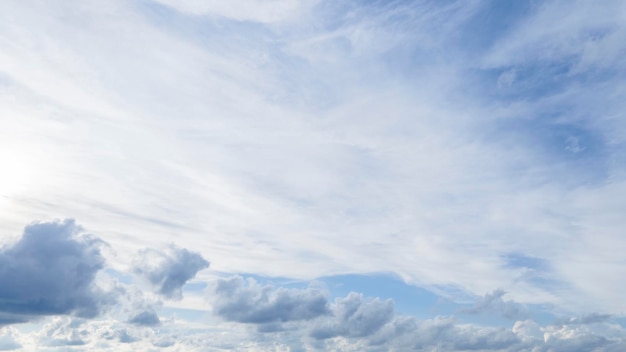 青空に浮かぶ自然光と白い雲