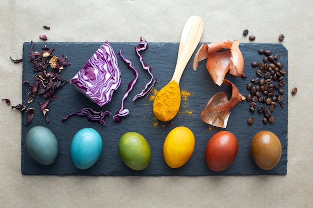 Colorante naturale per uova di pasqua: carcassa, cavolo rosso, curcuma, buccia di cipolla e caffè.