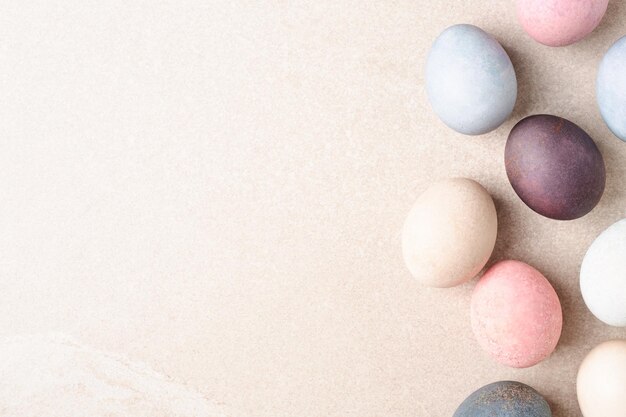 Foto le uova di pasqua tinte naturali rasentano il tavolo beige come spazio per la copia