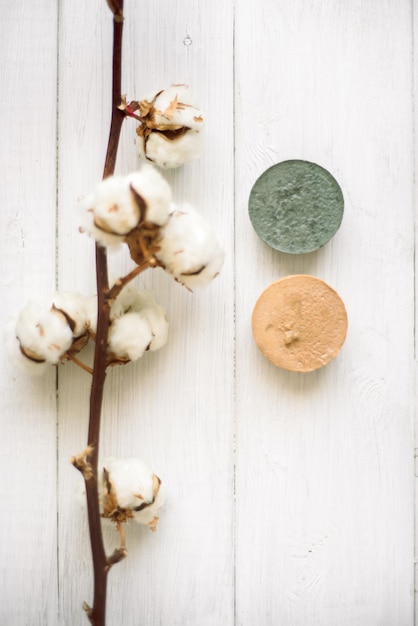 Sapone naturale alle erbe fatto a mano con argilla spugna luffa per la realizzazione di maschere per il viso o il corpo