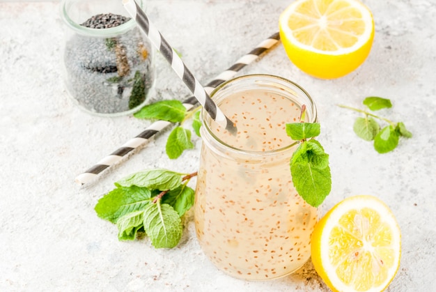 Bevanda energetica naturale, chia fresca, acqua infusa o limonata