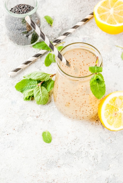 Bevanda energetica naturale, chia fresca, acqua infusa o limonata