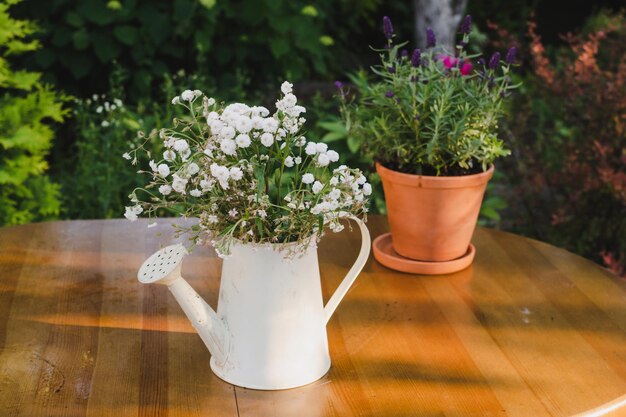 裏庭のための自然な花の装飾