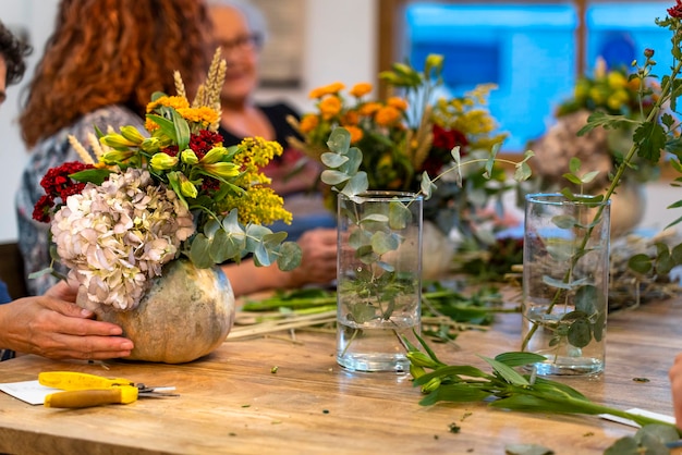 Photo natural flowers floral arrangement workshop with autumn flowers