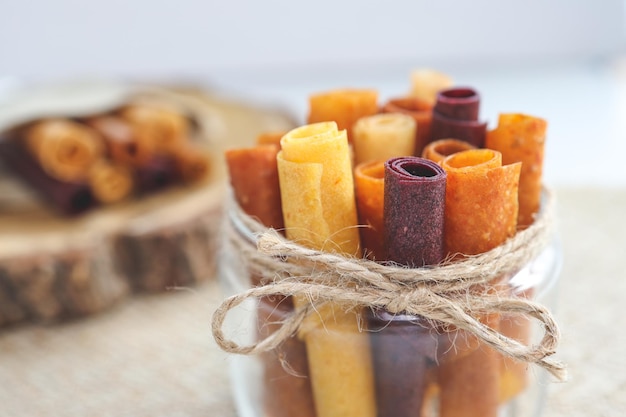 Foto marshmallow di frutta naturale su fondo di legno