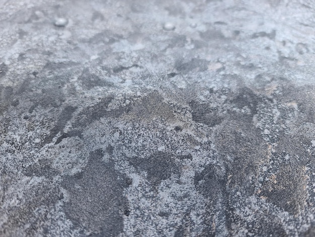 表面にさまざまな灰色と白の汚れがある天然灰色の石
