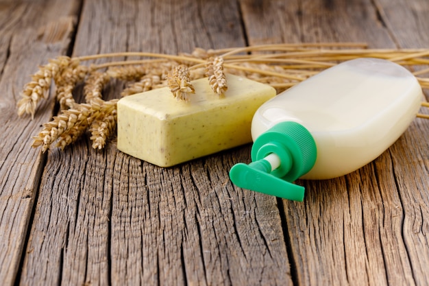 Foto sapone fatto a mano naturale sul tavolo di legno