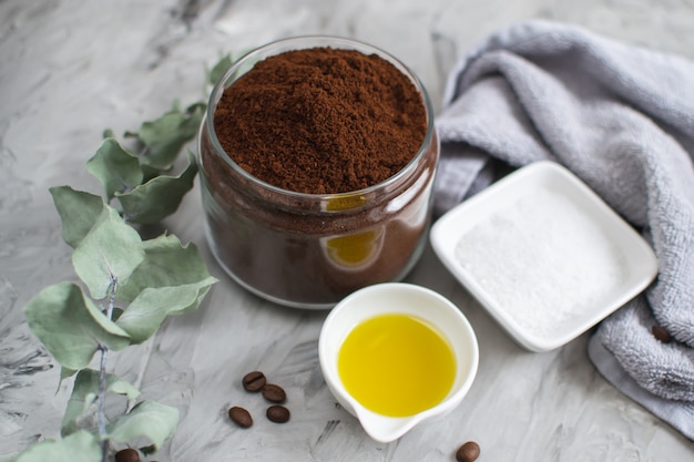 Ingredienti naturali per la cura del corpo del concetto spa spa beauty salt coffee scrub oil casalingo del caffè del corpo