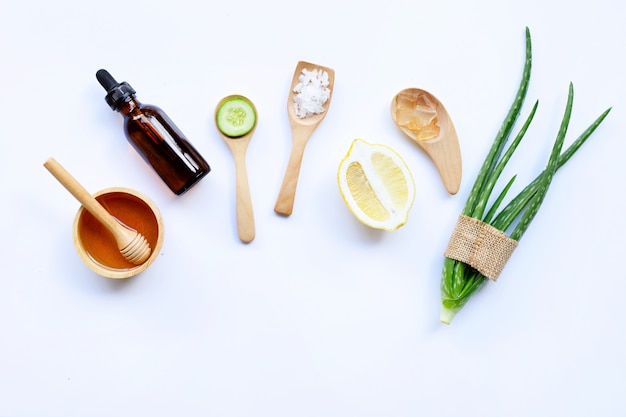 Ingredienti naturali per la cura della pelle fatta in casa su bianco.