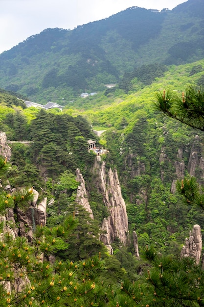 Paesaggio naturale della montagna scenario di huangshan situato nella provincia meridionale dell'anhui, nella cina orientale, è un sito del patrimonio mondiale dell'unesco