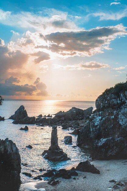 Photo natural landscape photography of jumping rock beach in quang binh vietnam sunrise in ocean