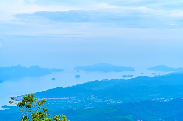 自然の風景。マレーシアの熱帯の島。高い視点からの山のジャングルの自然の眺め。