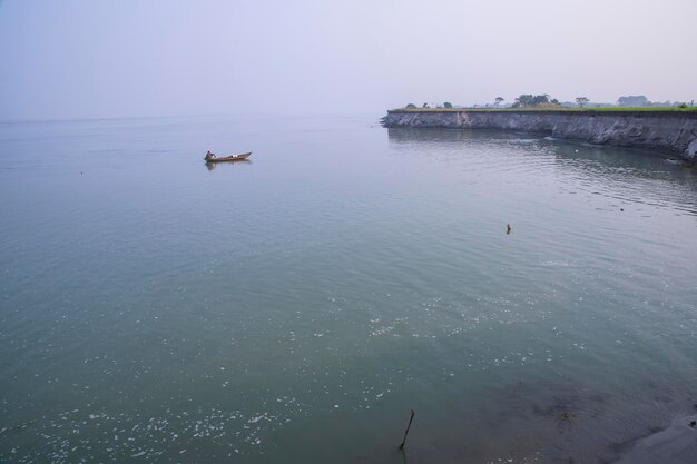 Природный ландшафтный вид на берег реки Падма с голубой водой