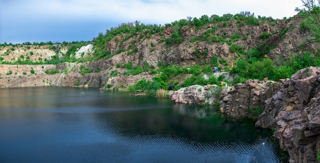 山に囲まれた湖のある自然の風景