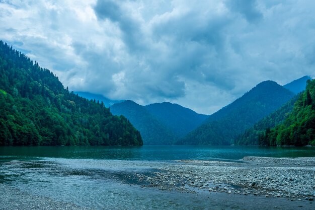 リツァ湖の景色を眺める自然風景