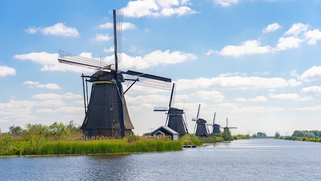 オランダの風車のある自然の風景