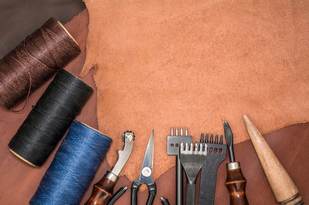 天然皮革、製品を作るための道具、ワックス糸のボビン
