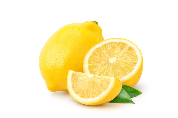사진 반으로 잘라 자연 레몬 과일과 흰색 배경에 고립 된 녹색 잎.