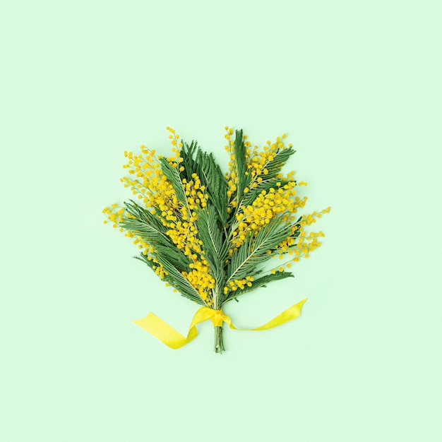 Фото Букет естественных цветов мимозы весенний подарок на зеленом фоне свежий пушистый