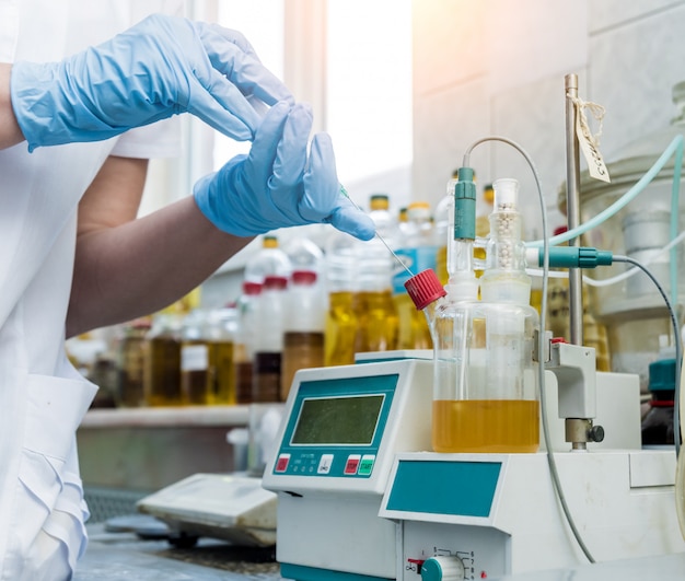 Foto controllo della qualità dell'olio naturale. nel laboratorio industriale