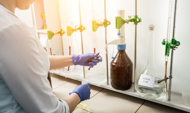 Foto controllo della qualità dell'olio naturale. nel laboratorio industriale