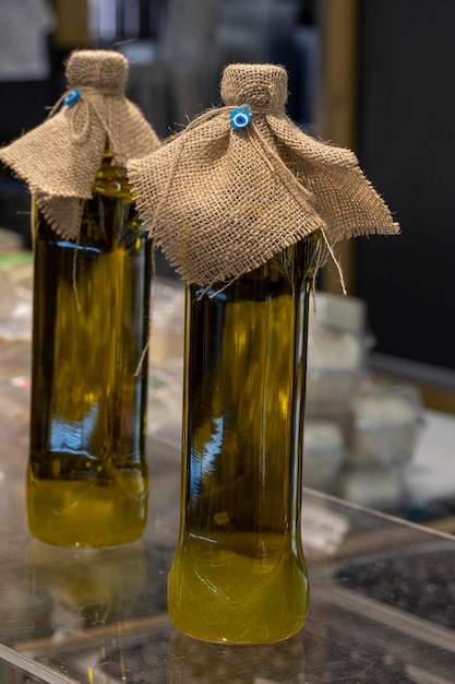 Натуральное оливковое масло для продажи на прилавке