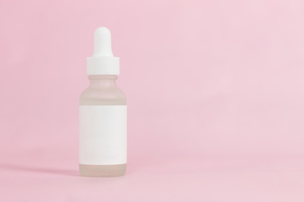 Foto cosmetici biologici naturali su sfondo rosa per mockup.