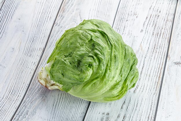 Foto cavoli di insalata di iceberg biologici naturali