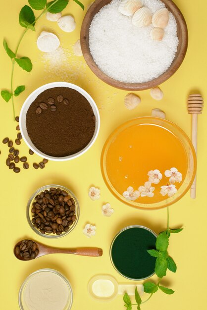 Натуральные органические ингредиенты - морская соль, кофейный скраб, мед и жесткая щетка для тела.
