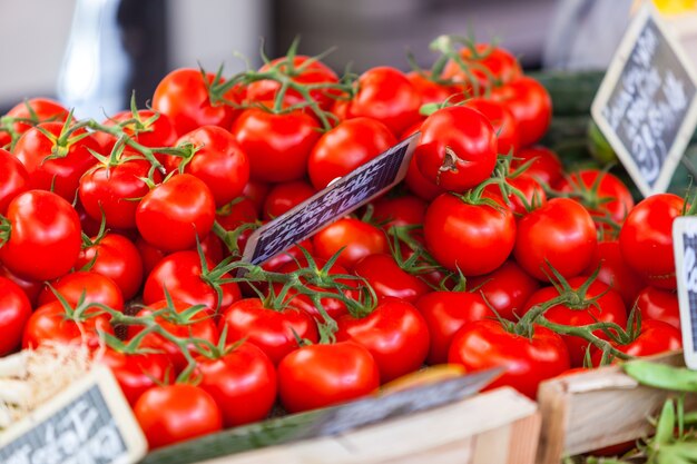 Pomodori biologici naturali in scatole sul mercato agricolo il 7 agosto 2014