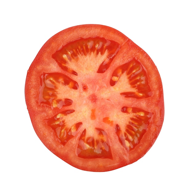 Натуральный органический деревенский помидор на белом фоне, один полусырой помидор, изолированный фон, вырезка дорожки