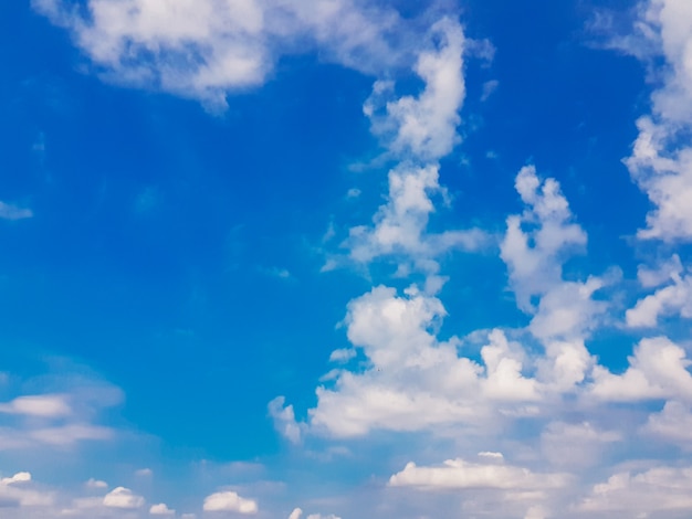 写真 青い空と白い雲の自然なパターン。