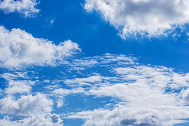 白い雲と自然現象青い空