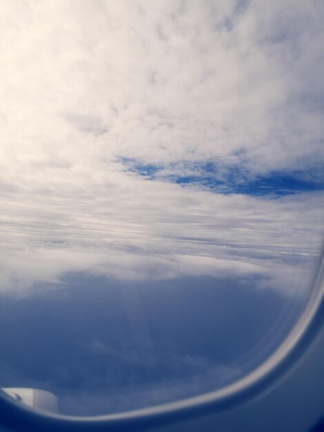 Foto una foto naturale da sopra le nuvole scattata dalla finestra dell'aereo