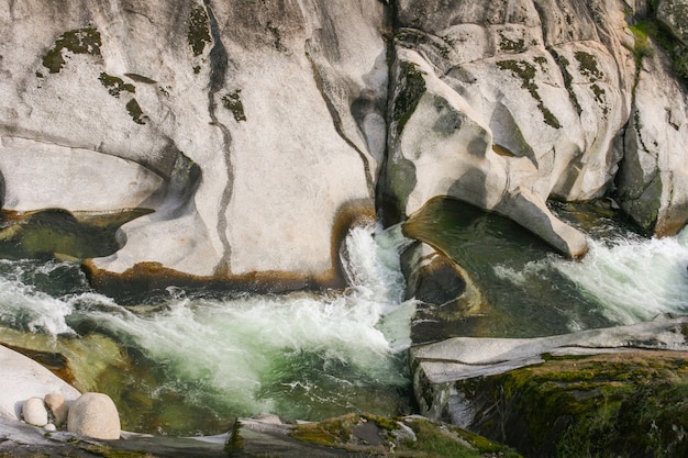 Photo natural pools of los pilones in the garganta de los infiernos gorge, jerte valley, caceres, spain.