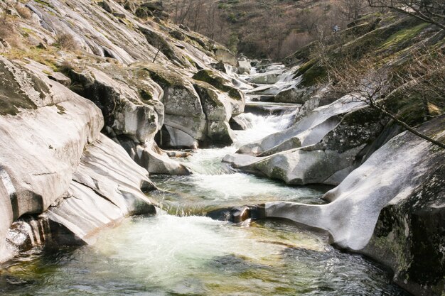 사진 garganta de los infiernos 협곡, jerte 계곡, caceres, 스페인에있는 los pilones의 천연 수영장.