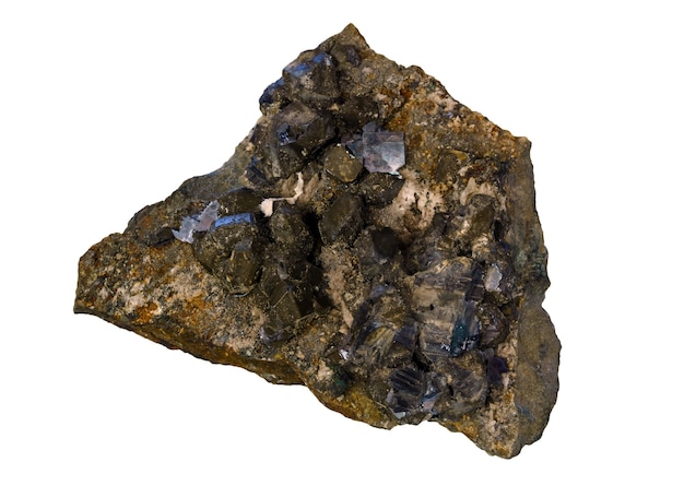 Природные сырые кристаллы мориона, дымчатый кварц на куске камня, изолированном на белом фоне