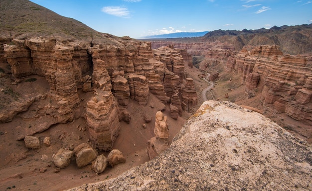 природный красный каменный каньон, похожий на марсианский пейзажЧарынский каньон в Казахстане