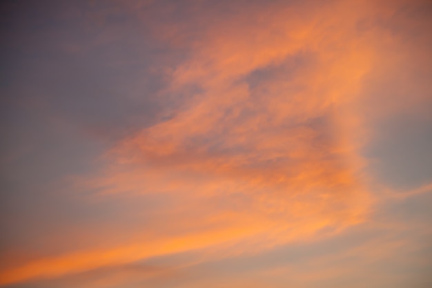 Естественный расслабляющий открытый вид красивых Cloudscape с красочным золотым фоном неба.