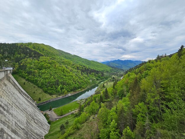 Photo natural river spilling at the dam