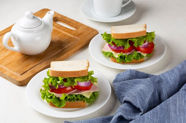 Натуральный сэндвич Сэндвич с сырной ветчиной, салатом, помидорами и красным луком