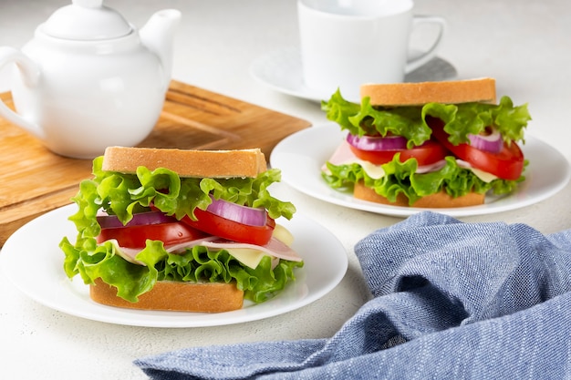 Натуральный сэндвич Сэндвич с сырной ветчиной, салатом, помидорами и красным луком